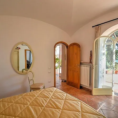 Sleeps 6 Air Con Wifi Apartment