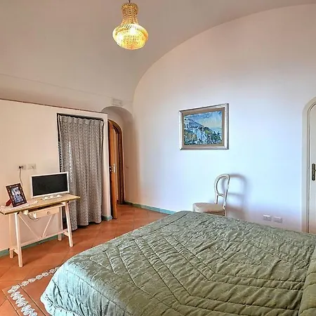 Sleeps 6 Air Con Wifi Apartment