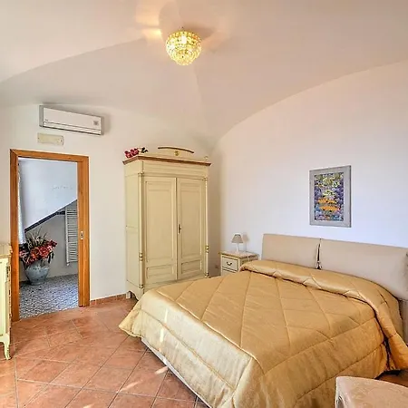 Sleeps 6 Air Con Wifi Apartment