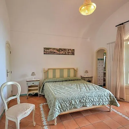 Sleeps 6 Air Con Wifi Apartment
